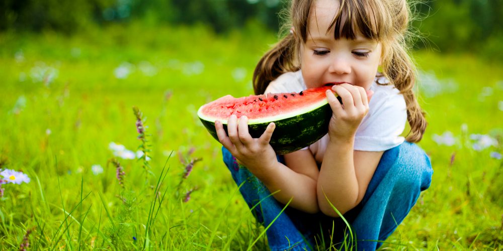 Zdjęcie dziewczynki jedzacej arbuza